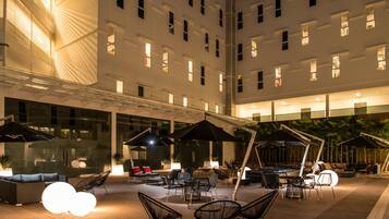 Breakfast, lunch, dinner served; al fresco dining
