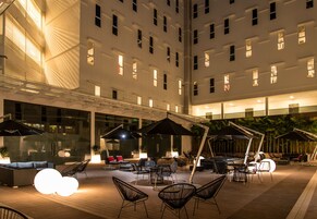 Breakfast, lunch, dinner served; alfresco dining