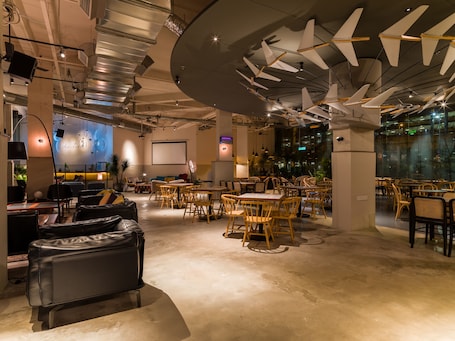 Se sirven desayunos y almuerzos, restaurante con mesas al aire libre