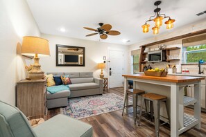 Deluxe Suite | Living area - Autumn Creek Branson (Branson)