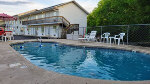 Seasonal outdoor pool, sun loungers - Autumn Creek Branson (Branson)