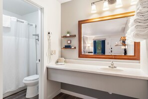 Deluxe-Zimmer, Nichtraucher | Badezimmer | Kostenlose Toilettenartikel, Haartrockner, Handtücher, Seife