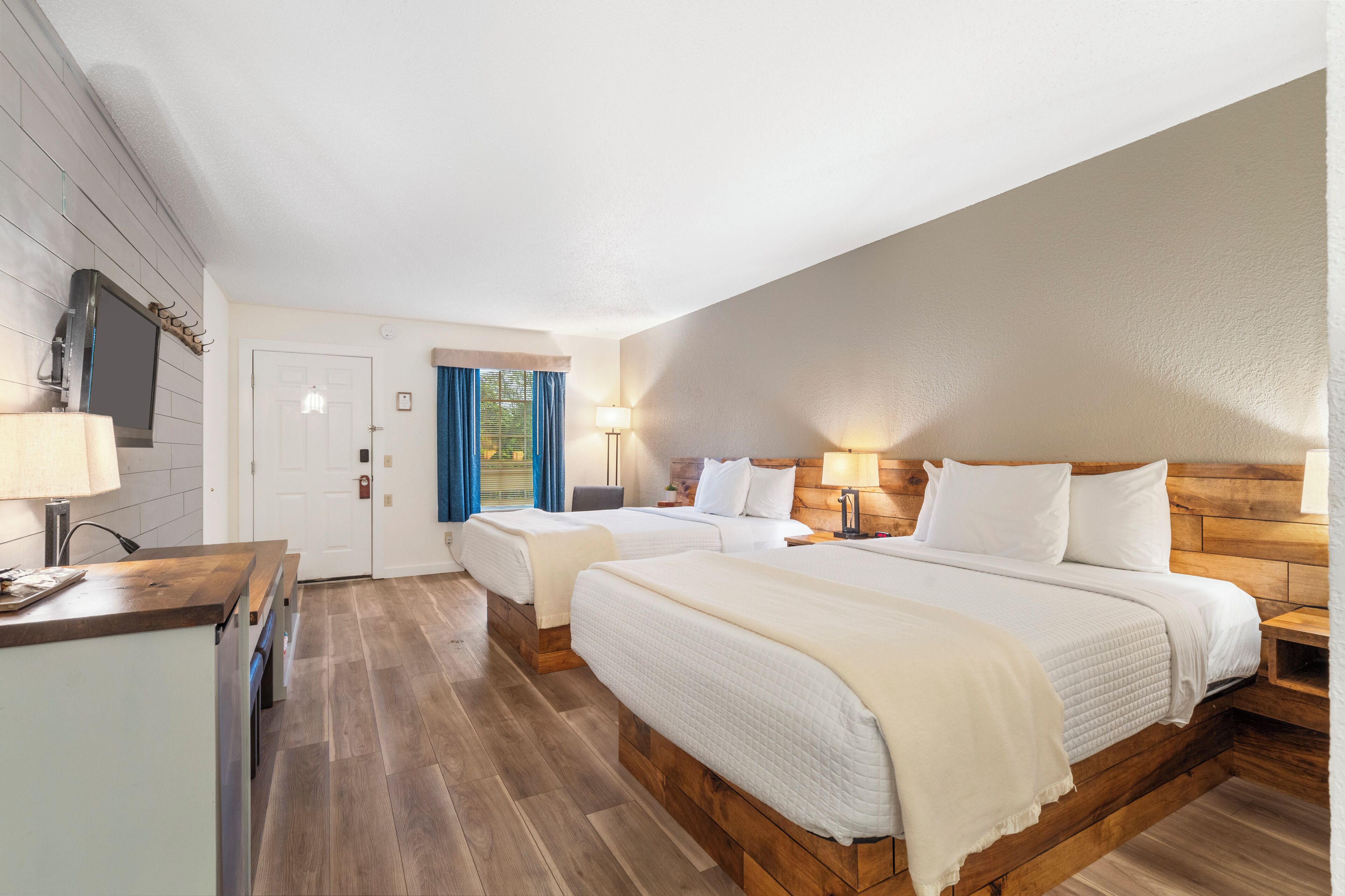 Deluxe Room, Non Smoking | Desk, blackout drapes, soundproofing, iron/ironing board