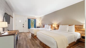 Deluxe Room, Non Smoking | Desk, blackout curtains, soundproofing, iron/ironing board