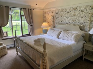 Suite junior, 1 cama King size | Tabla de planchar con plancha, wifi gratis y ropa de cama 