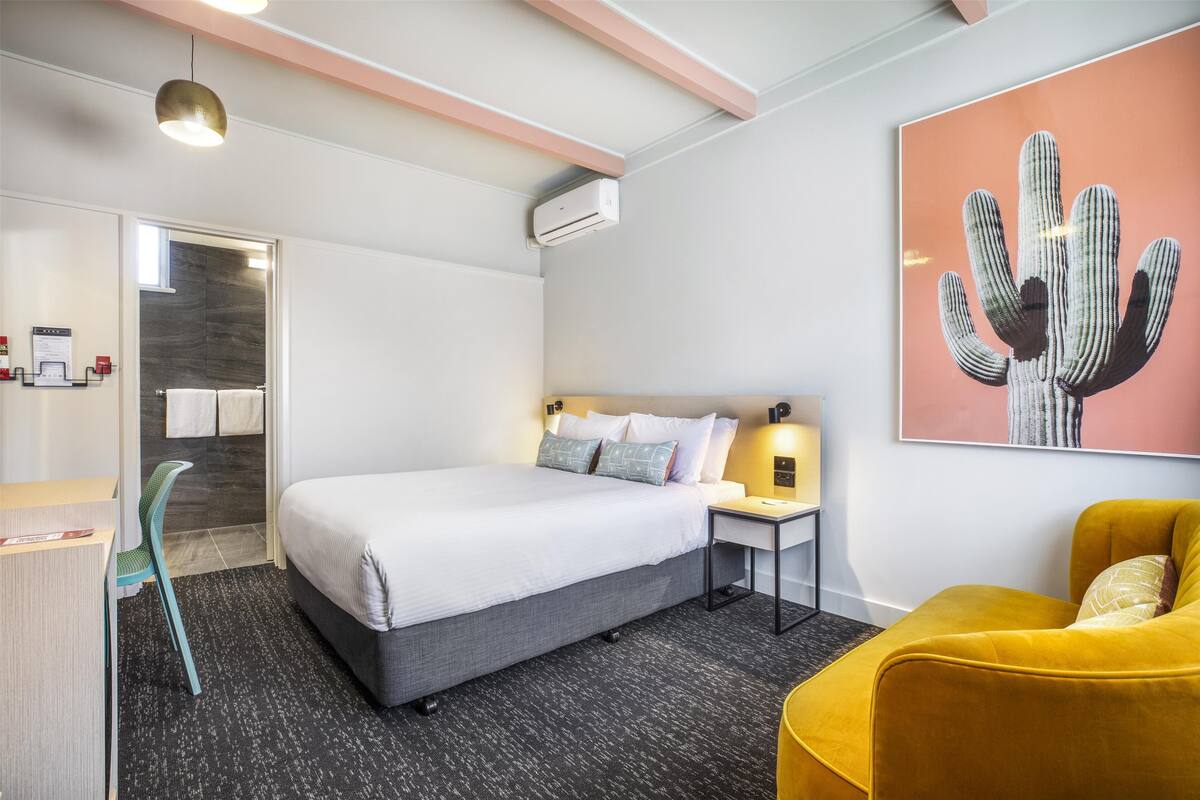Iron/ironing board, free WiFi, bed sheets