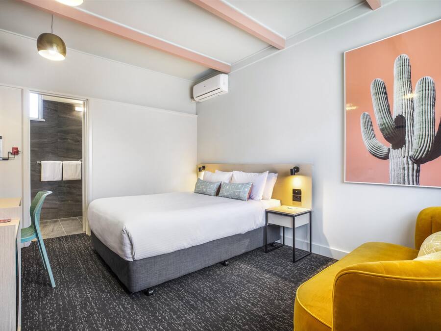 Estúdio, 1 cama Queen | Ferros/tábuas de passar roupa, Wi-Fi de cortesia, roupa de cama