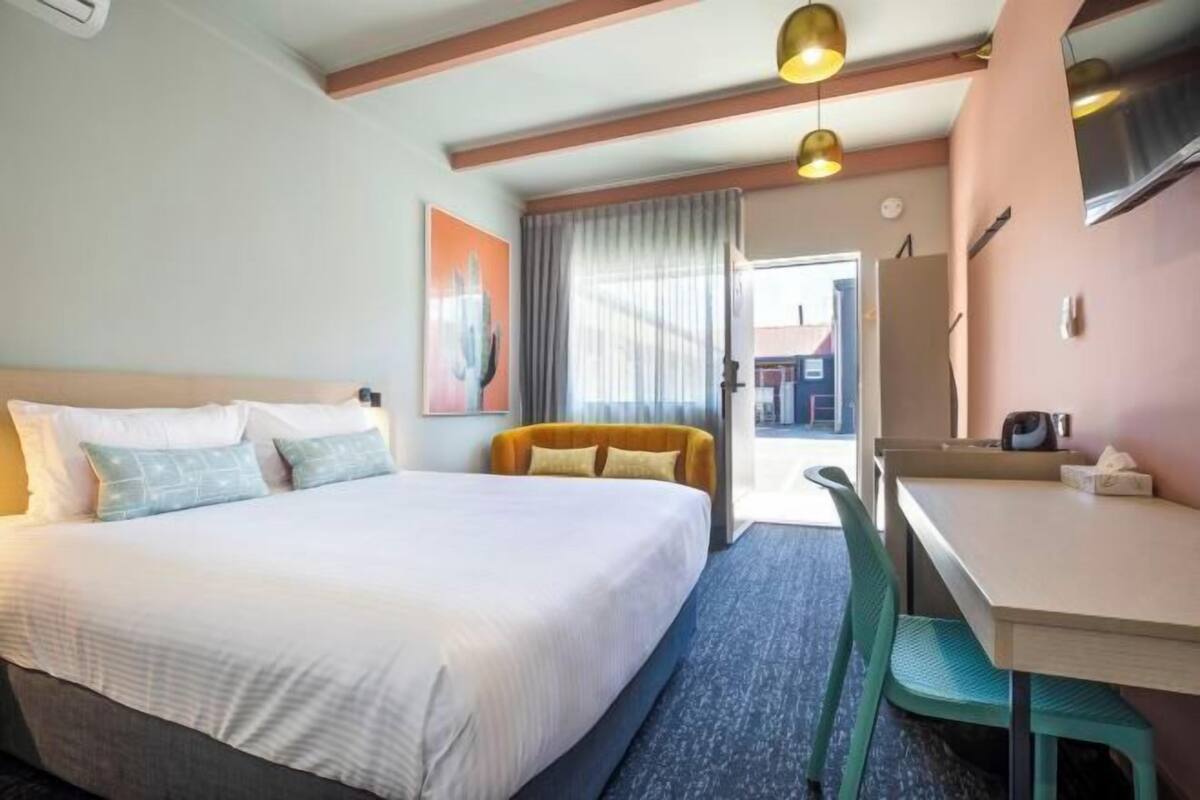 Iron/ironing board, free WiFi, bed sheets
