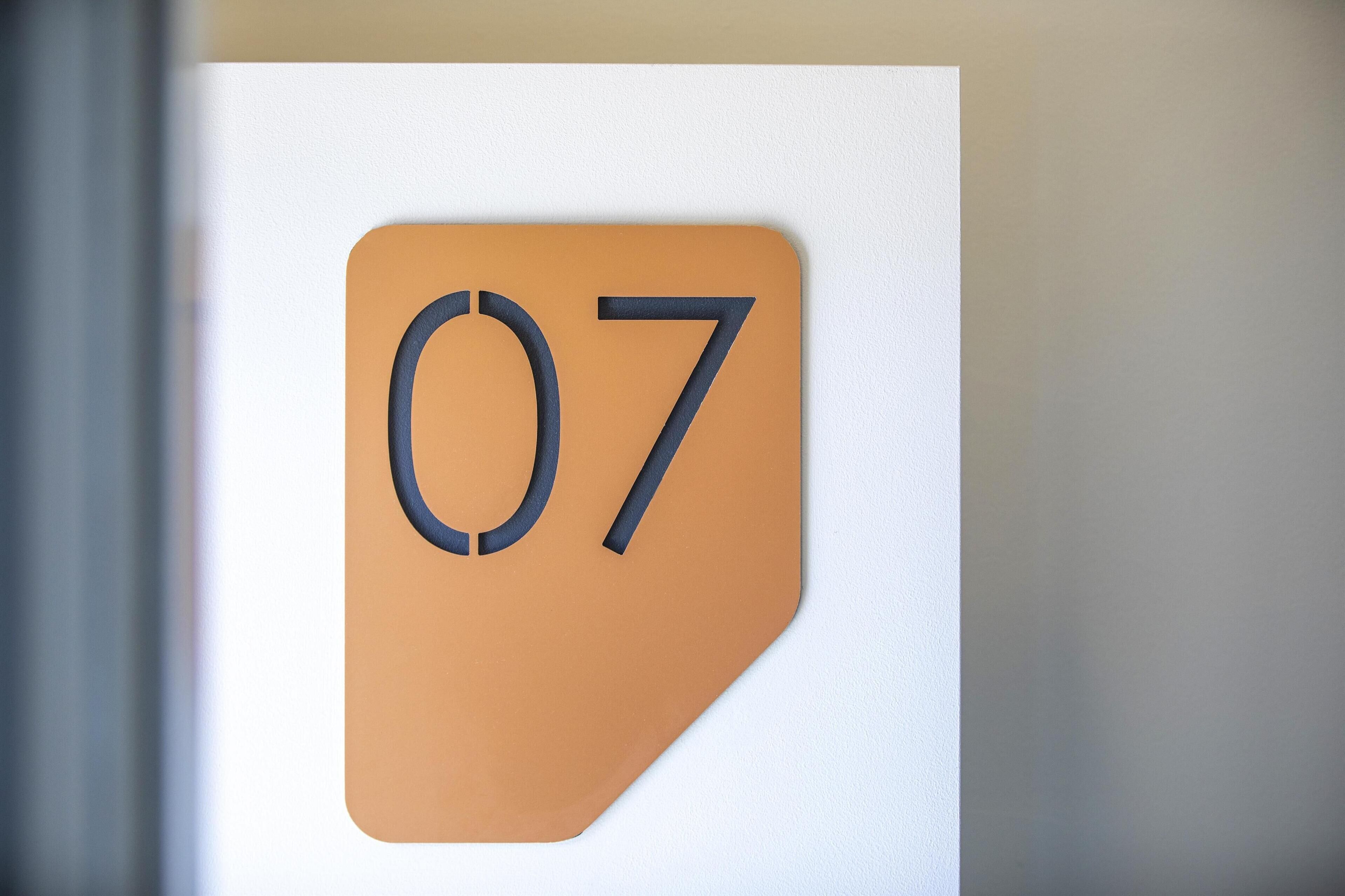 A sign with the number 07.