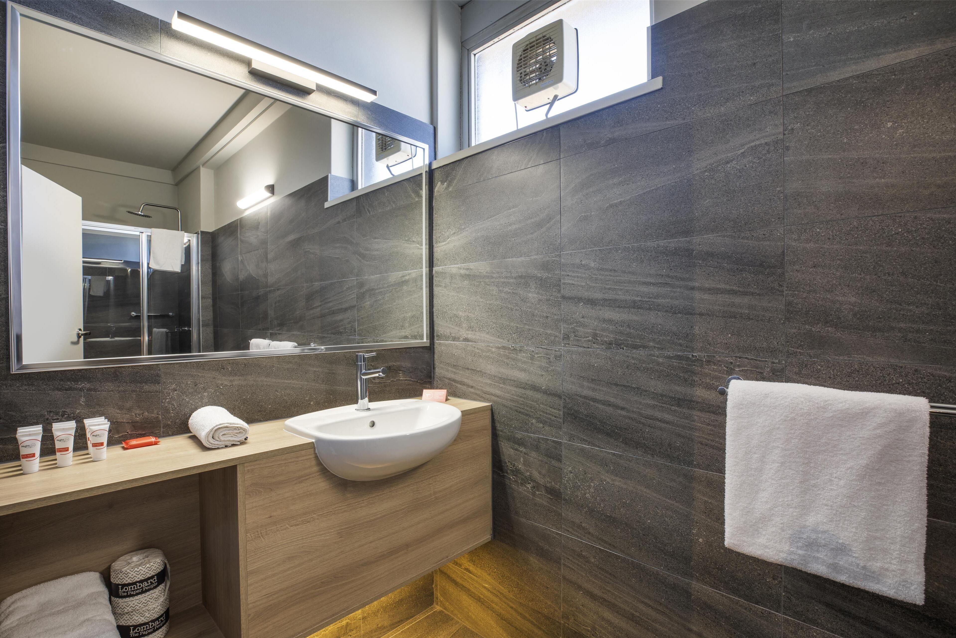 Family Studio | Bathroom | Shower, free toiletries, hair dryer, towels