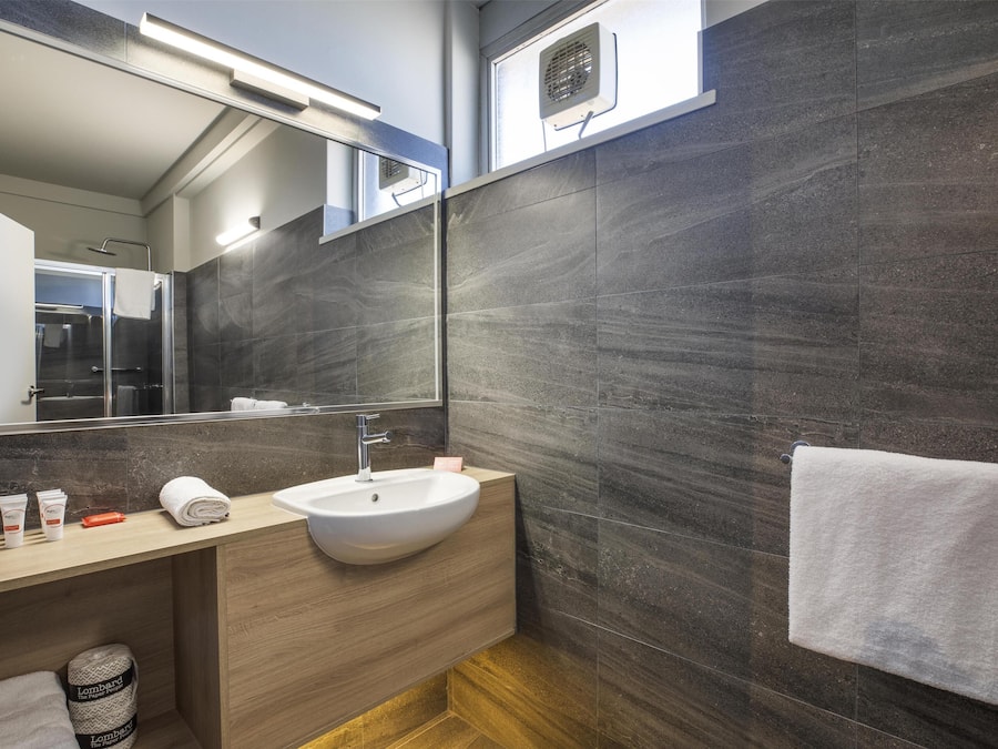 Family Studio | Bathroom | Shower, free toiletries, hair dryer, towels