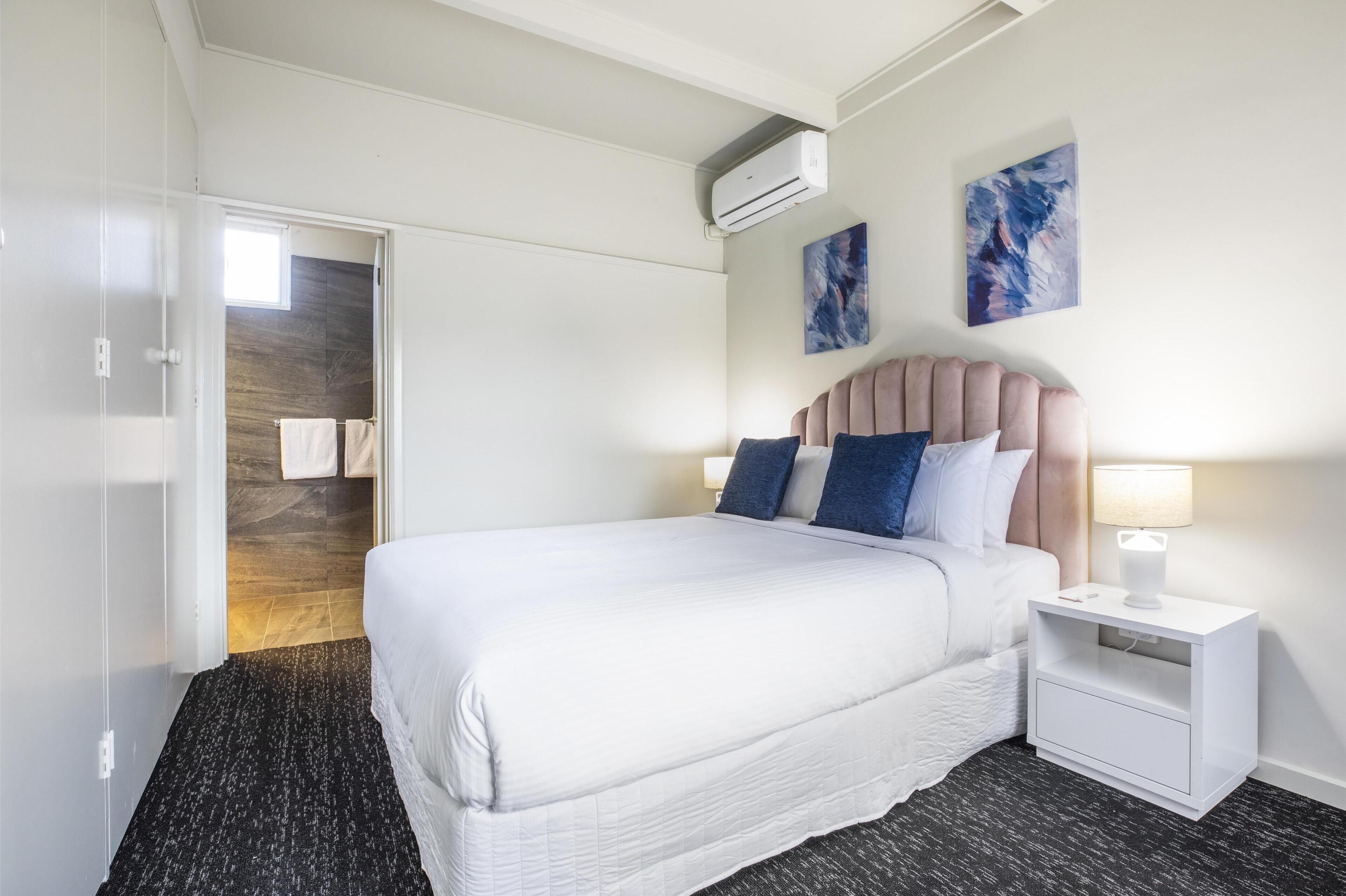 Tabla de planchar con plancha, wifi gratis y ropa de cama 