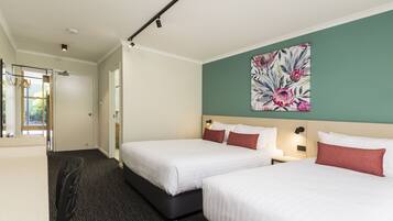 Una scrivania, postazione laptop, ferro/asse da stiro