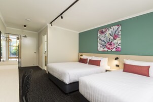 Escritorio y espacio para trabajar con laptop 