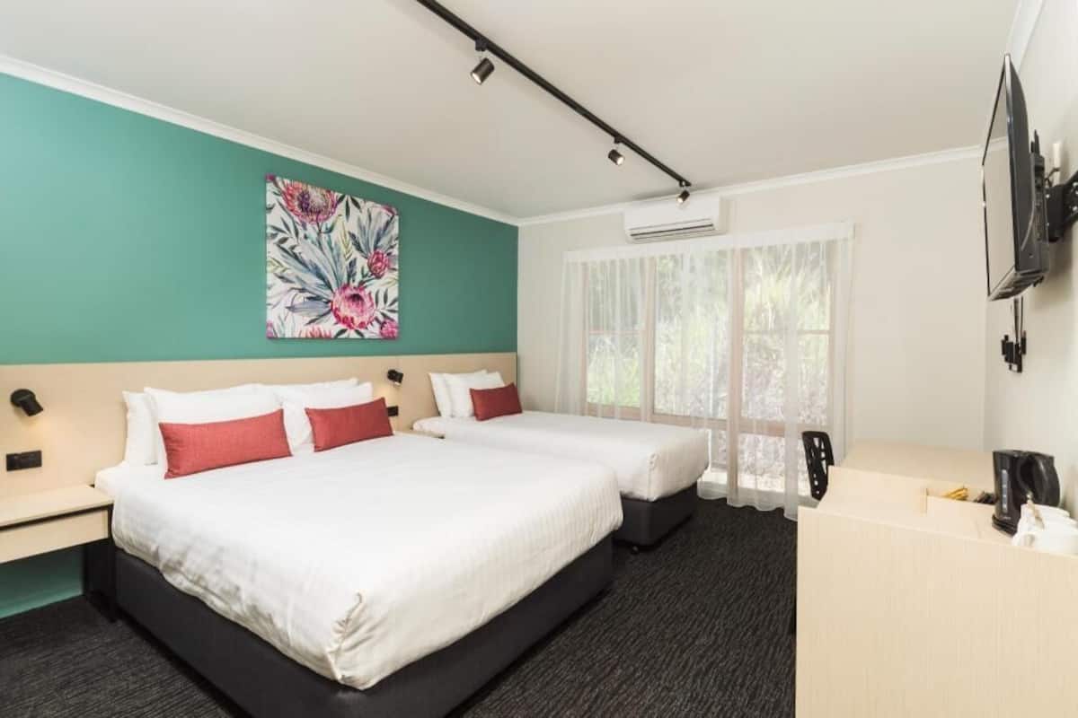 Escritorio y espacio para trabajar con laptop