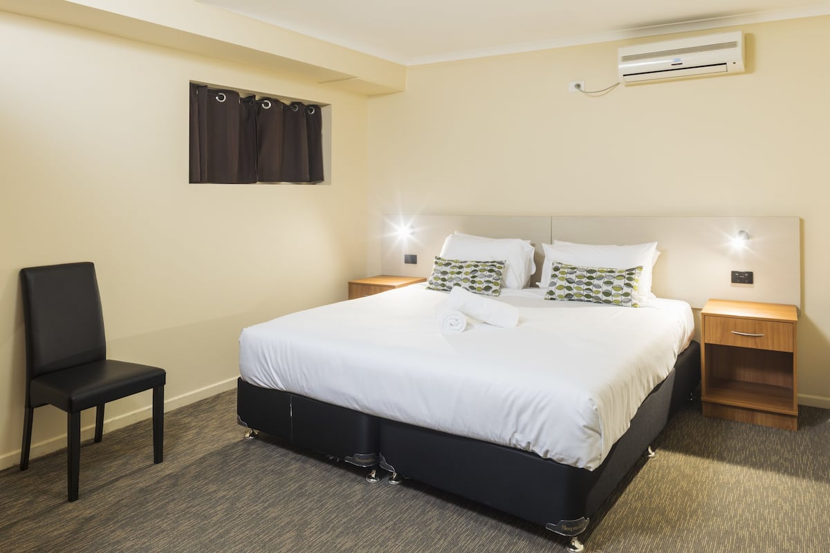 Family Studio 3 Bedroom Apartment | Una scrivania, postazione laptop, ferro/asse da stiro