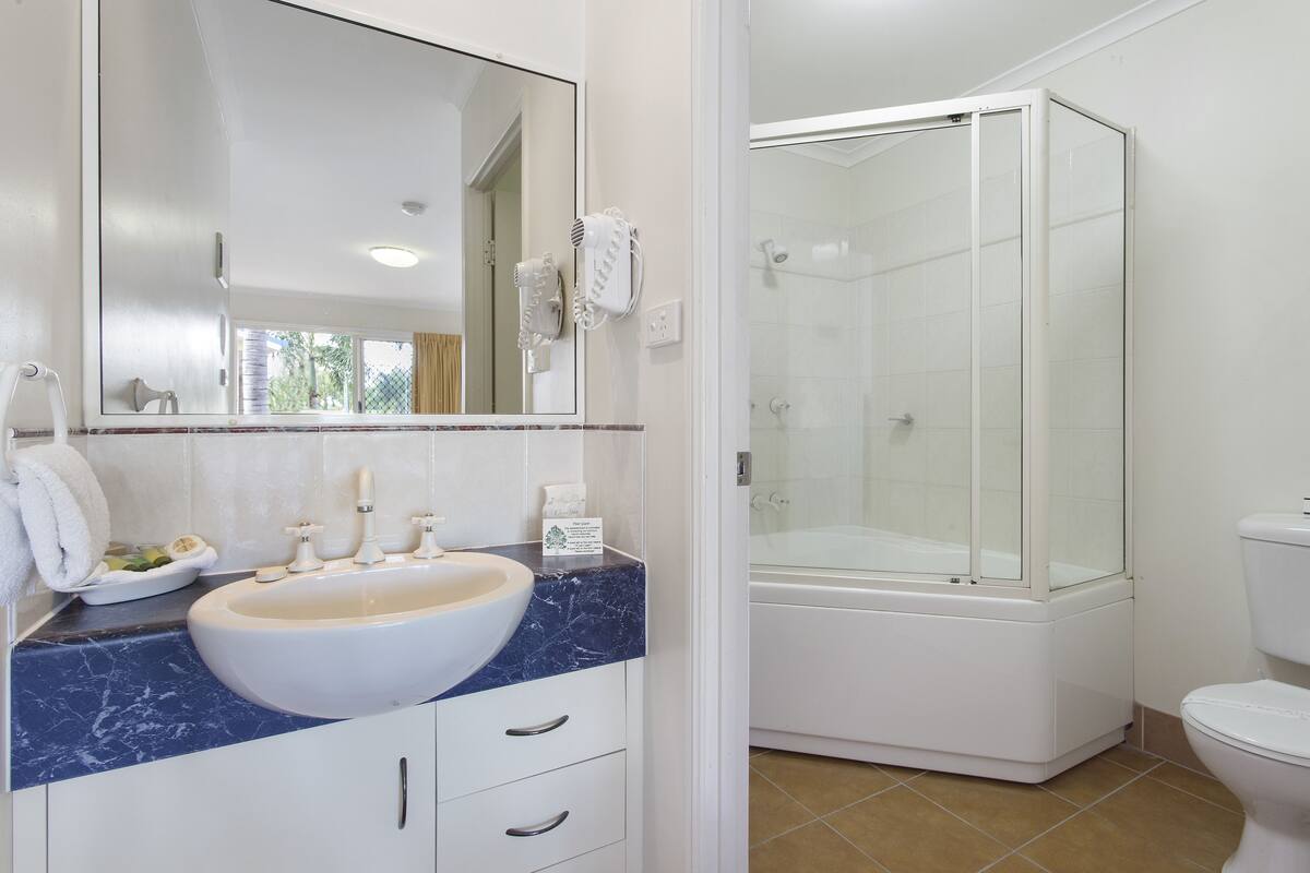 studio queen & single with spa | desk, iron/ironing board, free cots/infant beds, free wifi