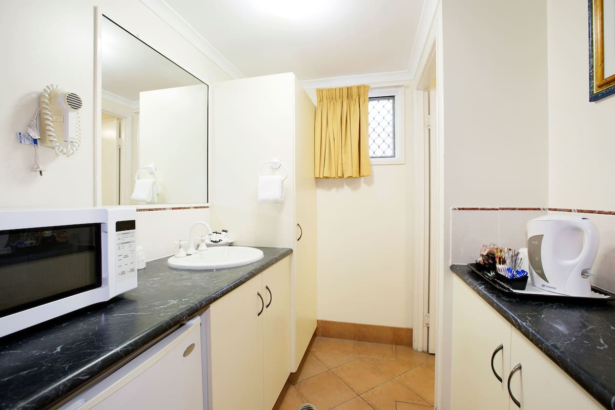 studio queen | private kitchenette | fridge, microwave, coffee/tea maker, electric kettle