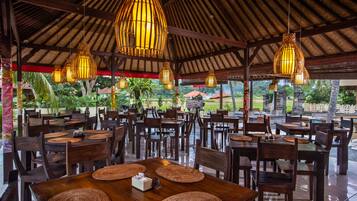 Melayani sarapan, makan siang, dan makan malam