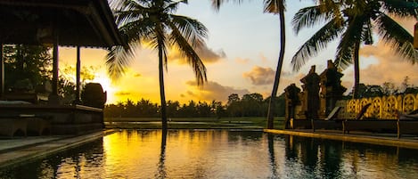 2 kolam renang outdoor, dengan payung kolam renang dan kursi berjemur