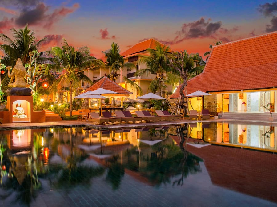 2 piscinas externas, funciona das 7h às 19h, guarda-sóis