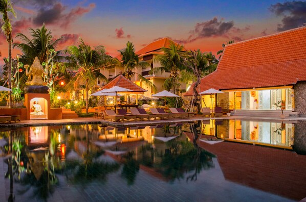 2 piscinas al aire libre, sombrillas, sillones reclinables de piscina