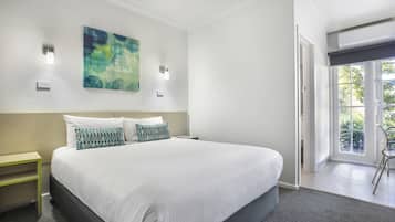 Studio Queen Room | Desk, iron/ironing board, free WiFi, bed sheets
