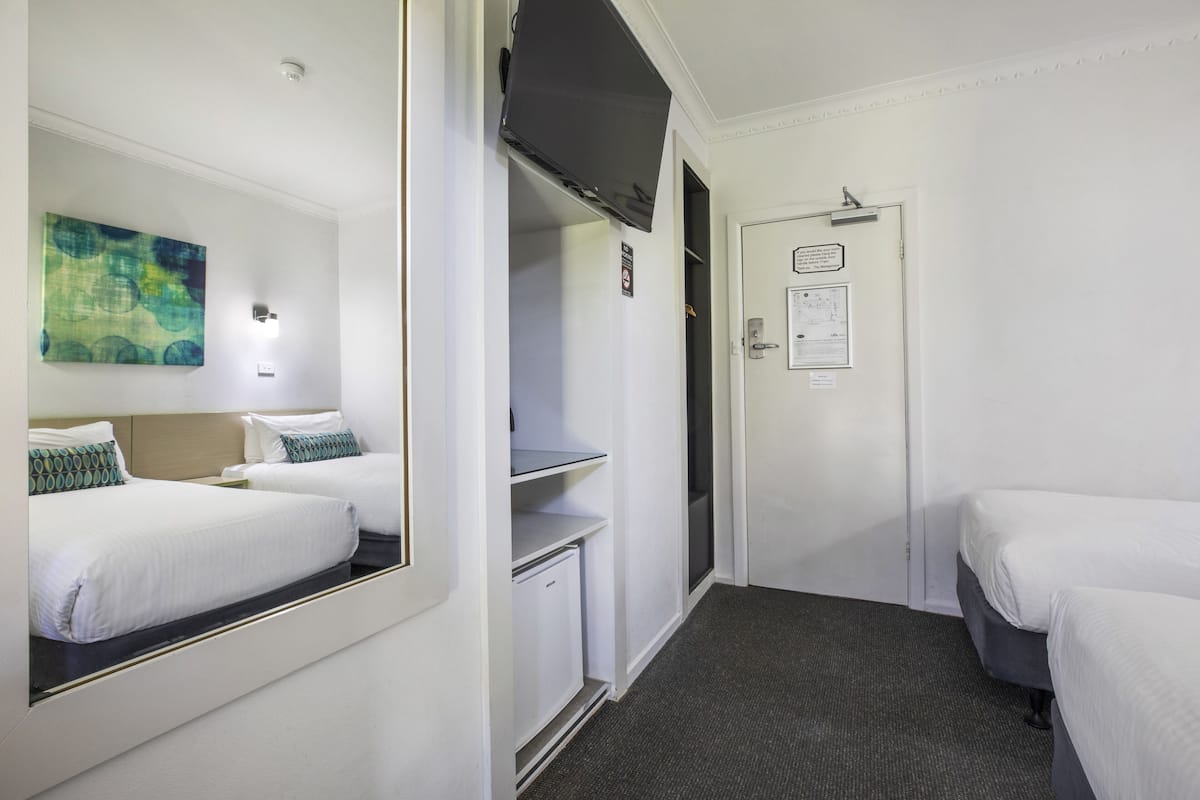 studio twin room | desk, iron/ironing board, free wifi, bed sheets