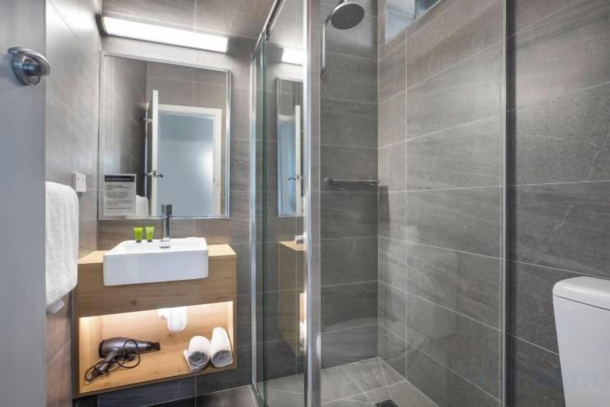 Shower, hair dryer, towels