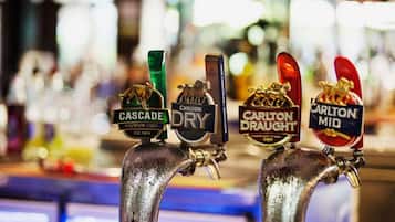 Una barra con grifos etiquetados Cascade, Carlton Dry, Carlton Draught y Carlton Mid.