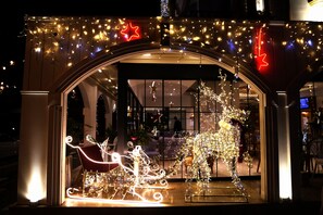 An arched entrance with festive lights and a Christmas tree. - Sealife Lounge Hotel - Adult Only (Konyaalti)