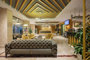 32–tuumainen LCD-televisio, jossa satelliittikanavat