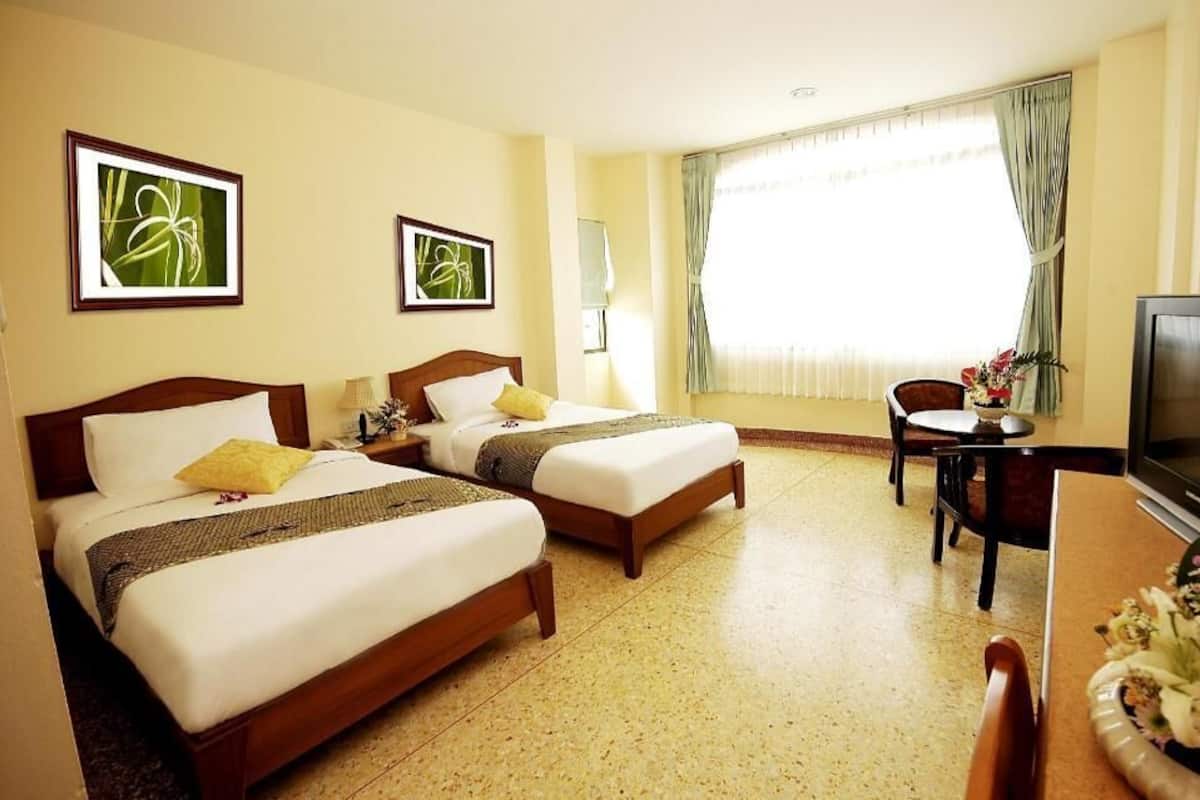 Free minibar, in-room safe, desk, blackout drapes