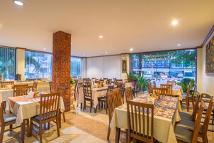 Breakfast, lunch, dinner served; Thai cuisine 