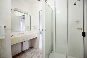 Shower, towels - Vale Hotel (Aitkenvale)