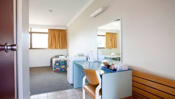 Studio Queen & Single