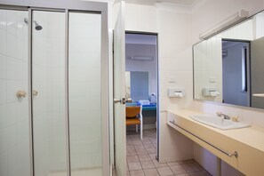 Family Studio | Bathroom | Shower, towels - Vale Hotel (Aitkenvale)