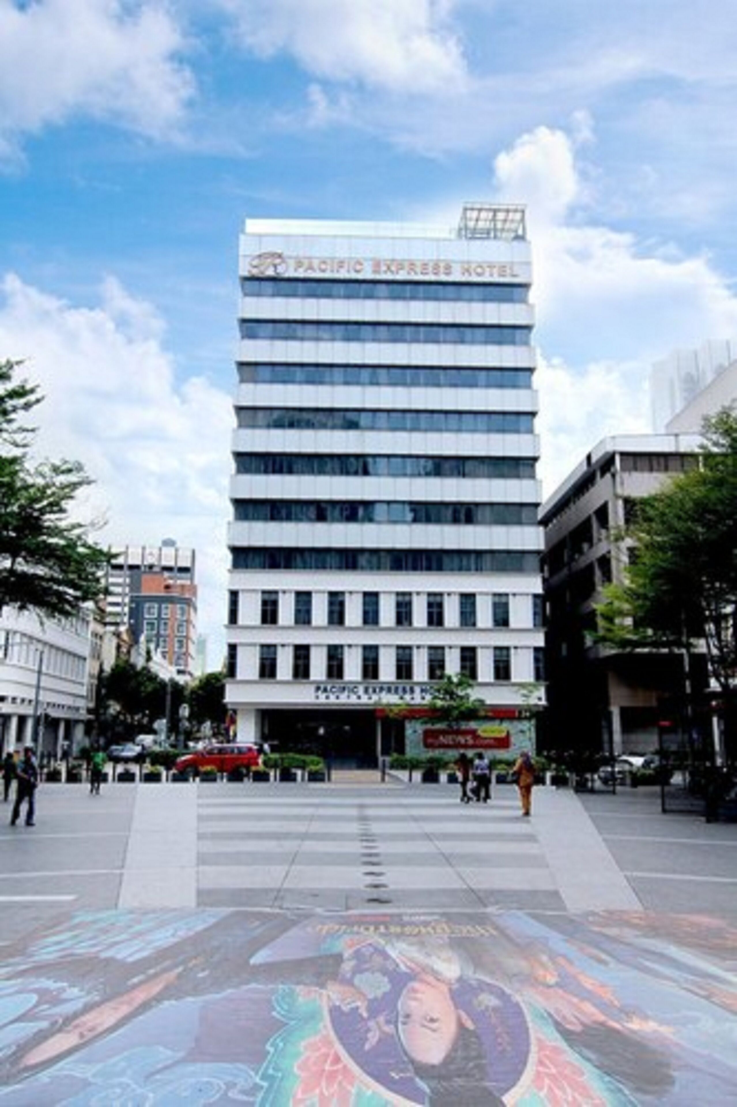 Hotel Pacific Express, caratterizzato da un design moderno, diversi piani e un ingresso ben visibile.