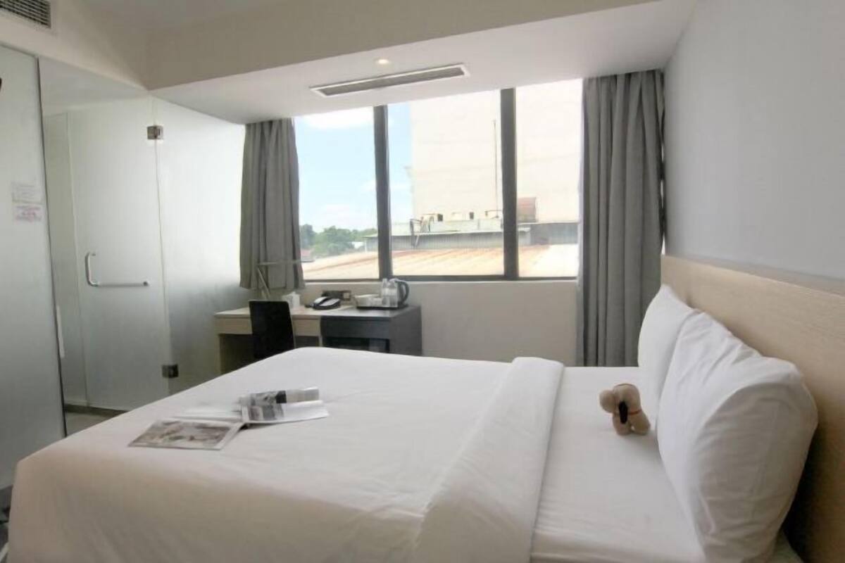 Minibar, in-room safe, desk, free WiFi