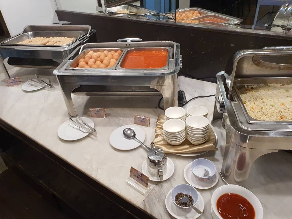 Noutopöytä, jossa on tarjolla erilaisia ruokia ja lisukkeita.