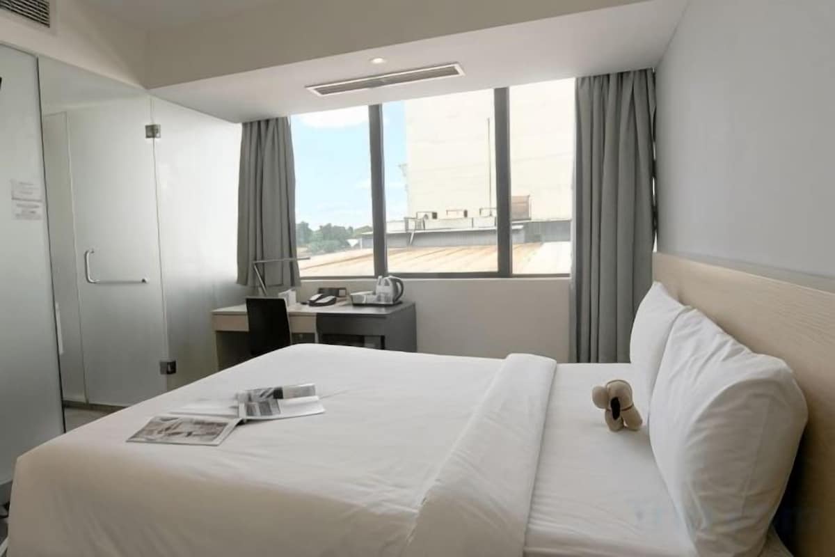 Minibar, in-room safe, desk, WiFi (free)