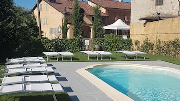 Piscina all'aperto, ombrelloni da piscina, lettini