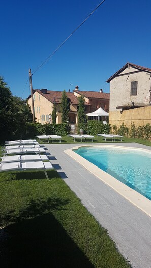 Outdoor pool, open 8:00 AM to 7:00 PM, pool umbrellas, pool loungers - San martino langhe (Clavesana)