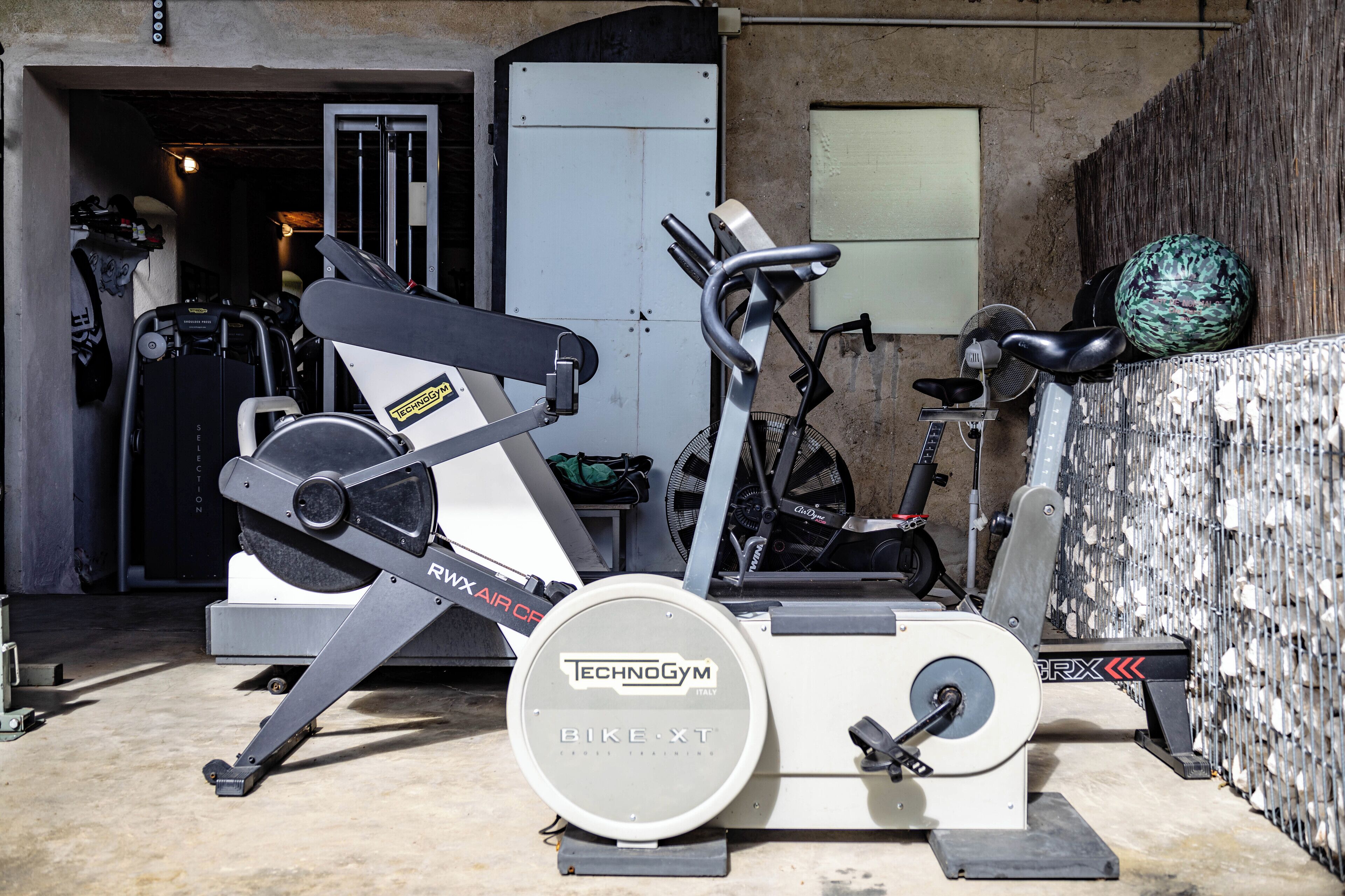 Un vélo d’appartement portant le logo TechnoGym et muni d’une selle.