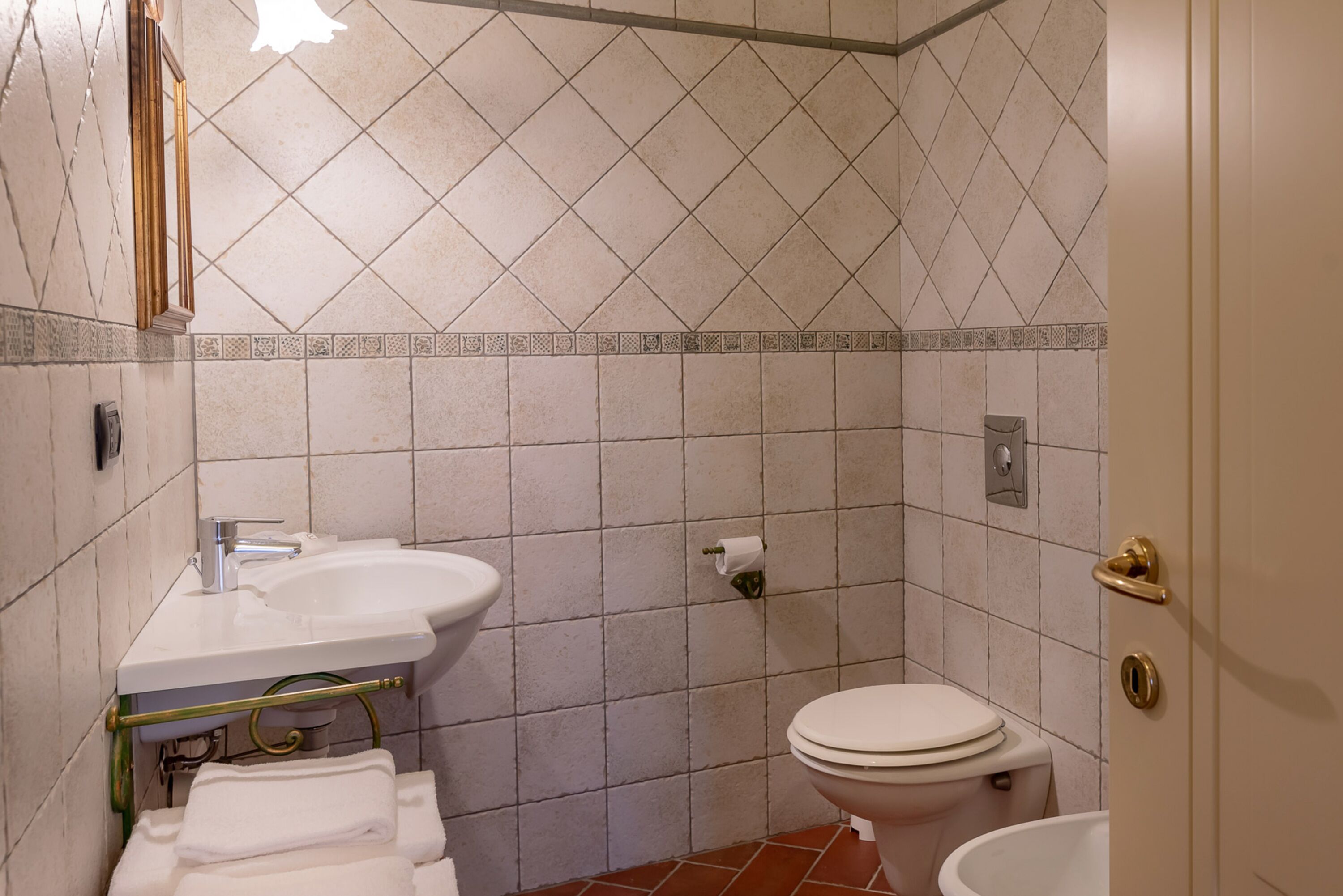 Un baño con lavamanos, inodoro y bidé.