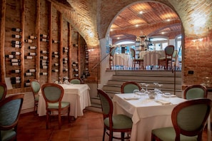 Petit déjeuner, déjeuner et dîner servis sur place, vue sur le jardin