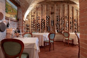 Se sirven desayunos, comidas y cocina italiana con vista al jardín