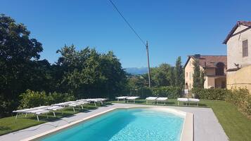 Außenpool, geöffnet von 08:00 Uhr bis 19:00 Uhr, Sonnenschirme