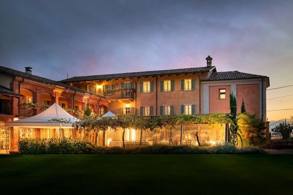 Depan hartanah - siang/malam