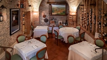 Aperto a colazione e pranzo, cucina italiana, con vista sul giardino